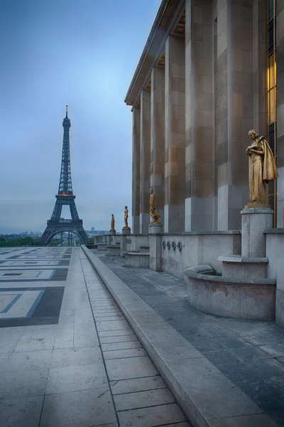 Eiffelturm im regen am trocadero, paris — Stockfoto