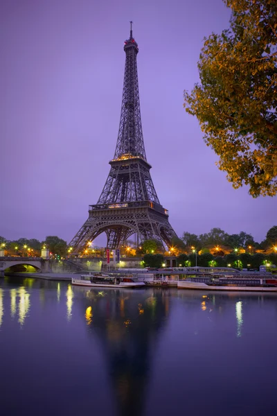 日出时分塞纳河，巴黎的埃菲尔铁塔 图库照片