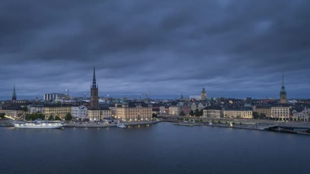 Sveç Başkenti Stockholm Gün Batımında Gökyüzü Aydınlık Şehirle Birlikte Gökyüzünde — Stok video