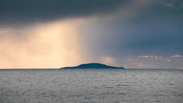 オーランドの海の島に劇的な雨の雲の時間の経過 雨が降って オレンジの空 スウェーデン — ストック動画