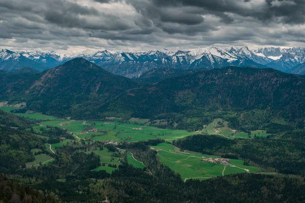 Sněhem Pokryté Bavorské Alpy Dramatickými Tmavými Mraky Zeleným Lesem Údolí — Stock fotografie