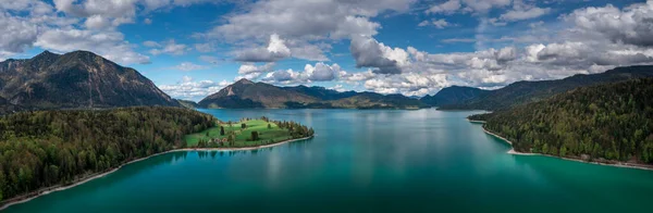 Bergspanorama Över Turkosfärgade Sjön Walchensee Med Blå Himmel Uppifrån Bayern — Stockfoto