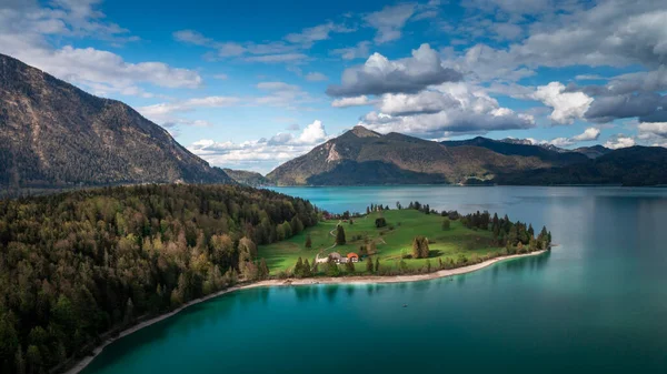 Lago Walchensee Color Turquesa Con Cielo Azul Desde Arriba Baviera Imágenes de stock libres de derechos