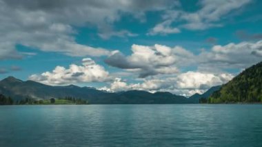 Walchensee Gölü 'nün mavi gökyüzünde hareket eden bulutları, Bavyera