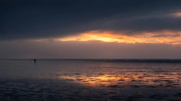 Couple Silhouette Walking Wadden Sea Buesum Sunset Reflecting Wet Sand — Stock Photo, Image