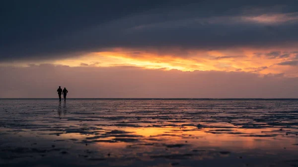 Paar Silhouetten Wandelen Langs Waddenzee Buesum Bij Zonsondergang Reflecterend Het — Stockfoto