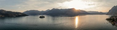 Iseo Gölü 'ndeki dağ manzarası. Gün batımında yukarıdan Isola di Loreto adası, İtalya.