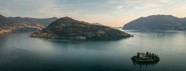Iseo Gölü 'ndeki dağ manzarası. Isola di Loreto ve Monte Isola ile birlikte.