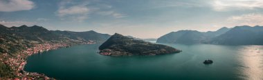 Iseo Gölü 'ndeki dağ manzarası. Isola di Loreto ve Monte Isola ile birlikte.