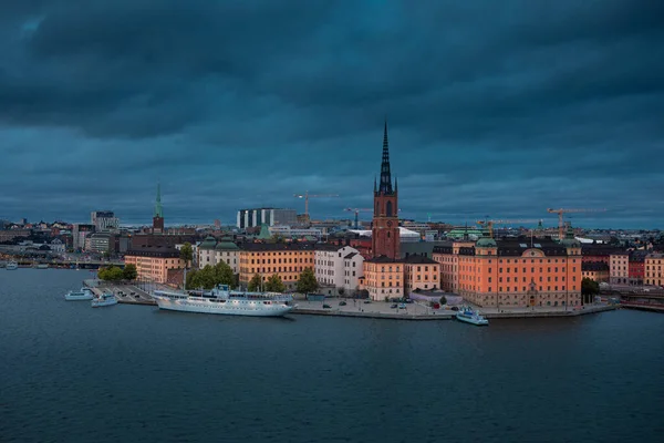 斯德哥尔摩的天际线 与瑞典甘姆拉斯坦老城的Riddarholmskyrkan教堂 天空中的云彩 — 图库照片