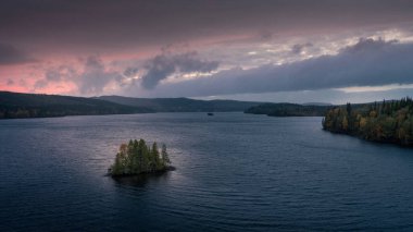 Isveç 'in kuzeyindeki Lapland' da, Wilderness Yolu 'nda gölde ağaçlar olan ada, yukarıdan gün batımında.