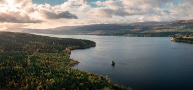 Günbatımında İsveç 'te Laponya' da bir gölde ormanlı Lakeshore.