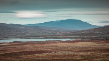 İsveç 'te sonbaharda Laponya' nın Wilderness Yolu boyunca Stekenjokk Platosu 'ndaki göller ve dağlarla manzara