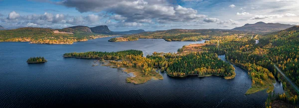 Divoká Krajina Jezerem Horami Podzim Laponsku Švédsku Shora Během Dne — Stock fotografie