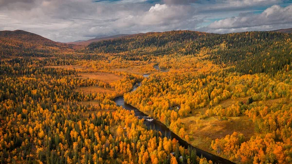 Landschap Met Rivier Heuvels Bedekt Met Geel Gekleurde Bomen Van — Stockfoto