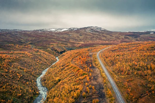 Rivier Volgt Een Eenzame Weg Naar Bergen Met Gele Bomen — Stockfoto