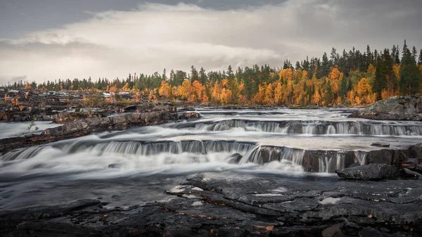 Trappstegsforsen Waterval Herfst Langs Wilderness Road Lapland Zweden Wolken Lucht — Stockfoto