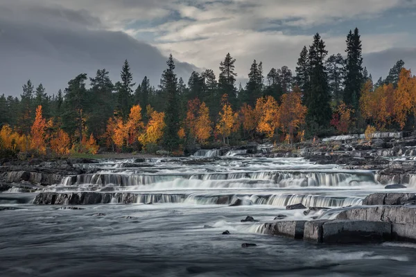 Водопад Траппстегсфорсен Осенью Вдоль Пустынной Дороги Лапландии Швеции Облака Небе — стоковое фото