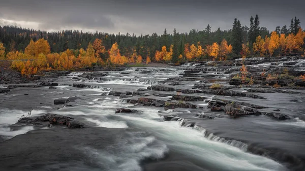 Водопад Траппстегсфорсен Осенью Вдоль Пустынной Дороги Лапландии Швеции Облака Небе — стоковое фото