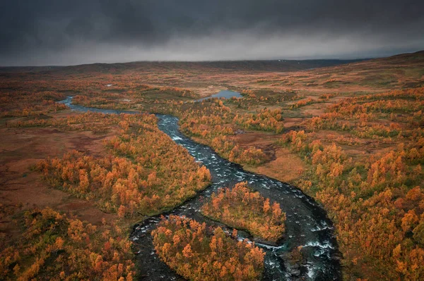 Rivier Met Kleurrijke Bomen Het Platteland Van Lapland Het Stokenjokk — Stockfoto