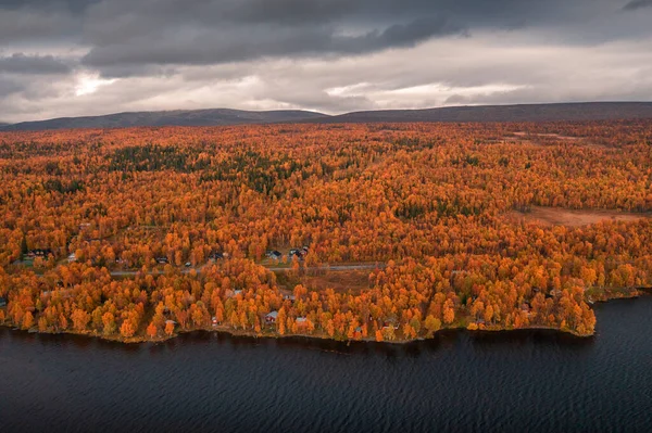 Jezero Barevnými Stromy Krajině Laponska Stokenjokk Plateau Podzim Švédsku Shora — Stock fotografie