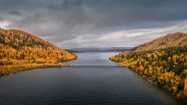 Panoramische Weg Wildernis Weg Met Brug Meer Bomen Herfst Lapland — Stockfoto
