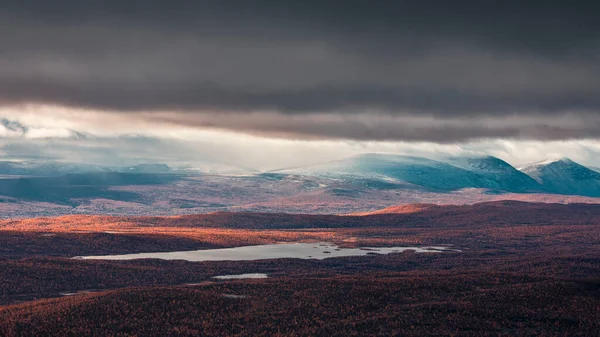 Tájkép Pieljekaise Nemzeti Park Ősszel Tavak Havas Hegyek Lapland Svédországban — Stock Fotó