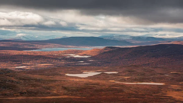 Krajina Národního Parku Pieljekaise Podzim Jezery Zasněženými Horami Švédsku Barevnými — Stock fotografie