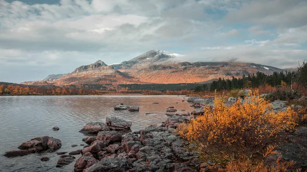 Mountain Landscape Lake Rocks Stora Sjoefallet National Park Autumn Lapland — Stockfoto