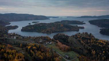 İsveç 'te Roedklitten' in gözcü noktasında Hoega Kusten adalarının bulunduğu manzara bulutlu bir gün ile sonbaharda