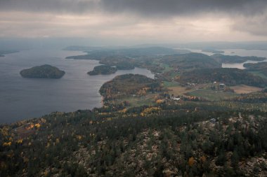 İsveç 'in Hoega Kusten kentindeki Valkallen Zirvesi' nden göldeki adalarla manzara manzarası