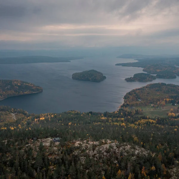 İsveç 'in Hoega Kusten kentindeki Valkallen Zirvesi' nden göldeki adalarla manzara manzarası