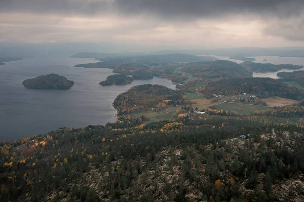 İsveç 'in Hoega Kusten kentindeki Valkallen Zirvesi' nden göldeki adalarla manzara manzarası