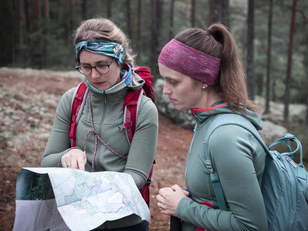 Duas Mulheres Roupas Livre Ler Mapa Caminhadas Enquanto Caminhava Floresta — Fotografia de Stock