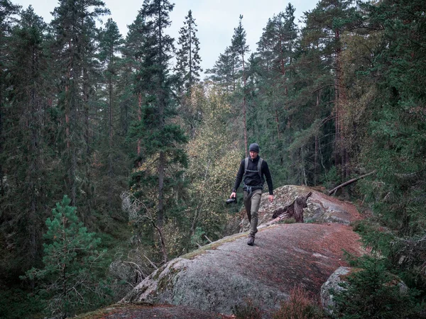 Homem Com Câmera Fotográfica Caminhando Longo Trilha Floresta Parque Nacional — Fotografia de Stock