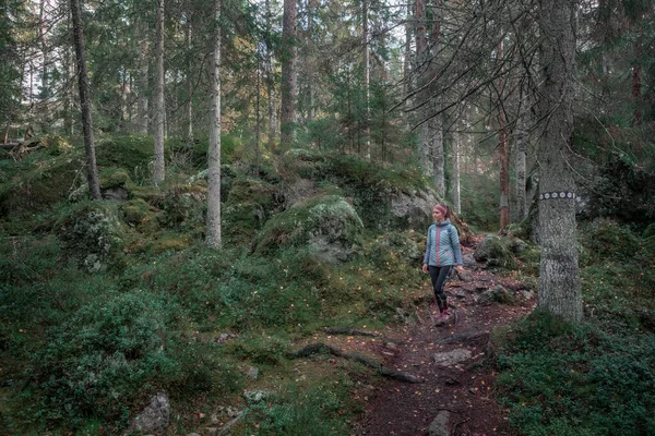 瑞典Tiveden国家公园 一名妇女沿着林间小径徒步旅行 — 图库照片