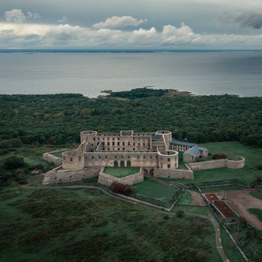 İsveç 'in doğusundaki Oland Adası' ndaki Borgholm Şatosu, arka planda okyanus.