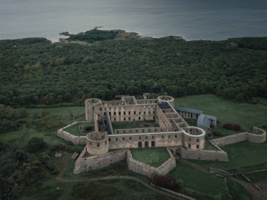 İsveç 'in doğusundaki Oland Adası' ndaki Borgholm Şatosu, arka planda okyanus.