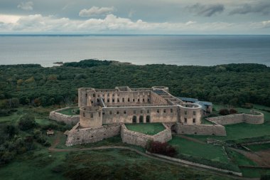 İsveç 'in doğusundaki Oland Adası' ndaki Borgholm Şatosu, arka planda okyanus.