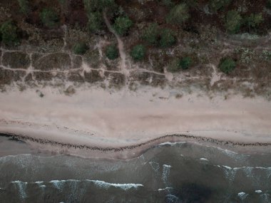 İsveç 'in doğusundaki Oland adasında Lyckesand sahilindeki sahil manzarası.