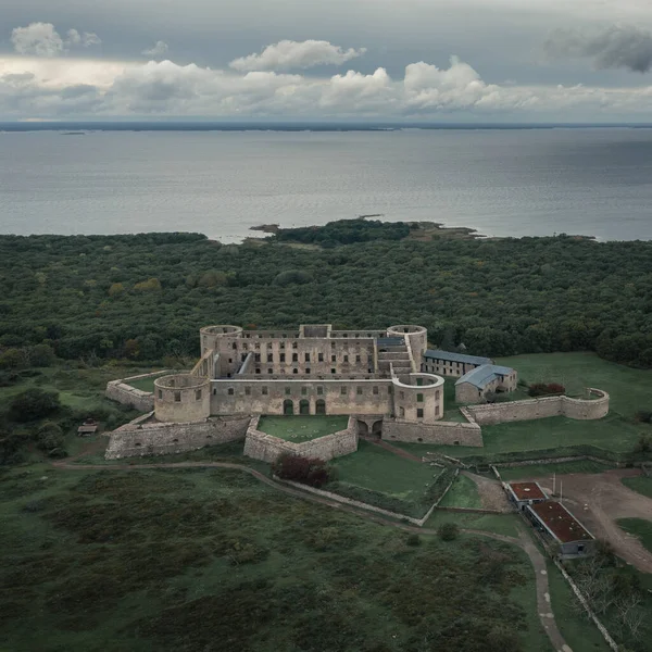 İsveç 'in doğusundaki Oland Adası' ndaki Borgholm Şatosu, arka planda okyanus.