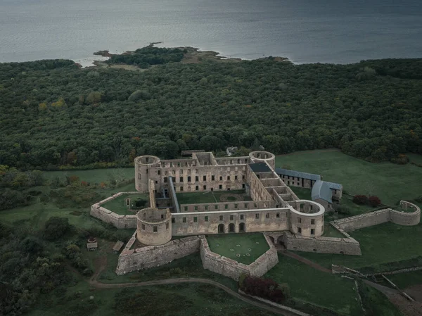 İsveç 'in doğusundaki Oland Adası' ndaki Borgholm Şatosu, arka planda okyanus.