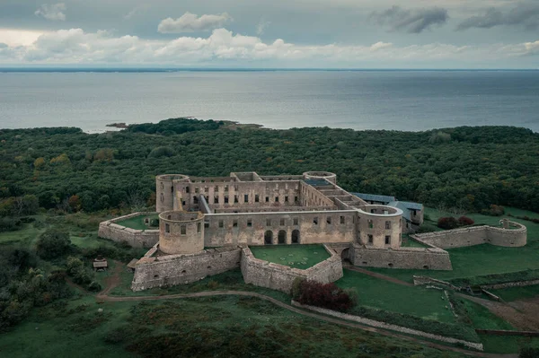 İsveç 'in doğusundaki Oland Adası' ndaki Borgholm Şatosu, arka planda okyanus.