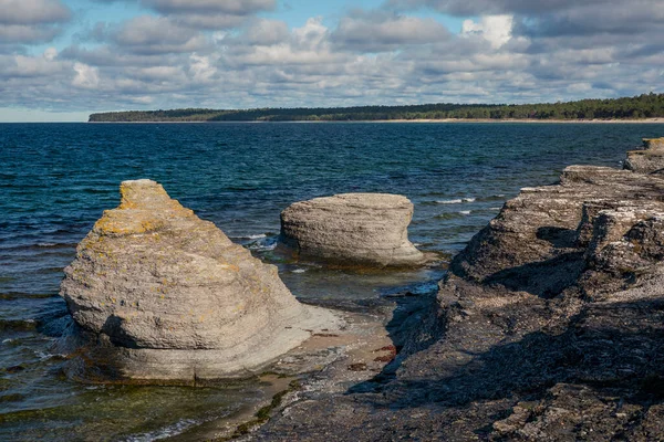 瑞典奥兰岛海岸的石灰岩悬崖 阳光普照 蓝蓝的天空 — 图库照片