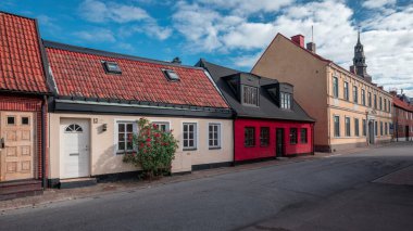 İsveç 'in Ystad şehrinde renkli yüzler ve caddeler.