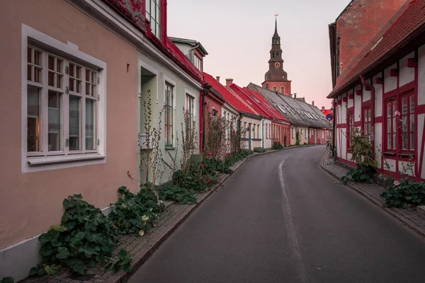 Fachadas Casas Coloridas Rua Ystad Suécia Durante Pôr Sol — Fotografia de Stock