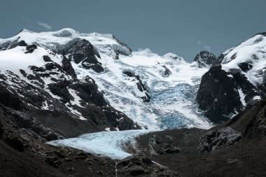 Morteratsch Buzulu, yazın İsviçre Alplerinde Engadin 'de karlı dağlar, güneş ve mavi gökyüzü.
