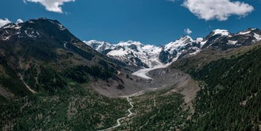 Morteratsch Buzulu 'nun karlı dağları İsviçre Alpleri' ndeki Engadin 'de yaz mevsiminde mavi gökyüzü ve güneşli