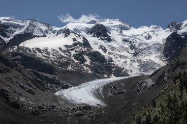 Morteratsch Buzulu 'nun karlı dağları İsviçre Alpleri' ndeki Engadin 'de yaz mevsiminde mavi gökyüzü ve güneşli