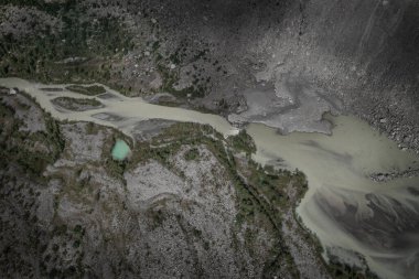 Morteratsch Buzul nehri ve gölü yukarıdan İsviçre Alpleri 'ndeki Engadin' de.